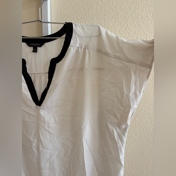 Banana Republic Contrast Trim Blouse in Cocoon - Size XL - Picture 2 of 3